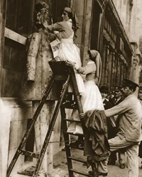 Een ziekenhuisverpleegster die haar gebruikelijke rol omkeert: de vijand hameren in Stepney